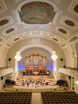 Zdjęcie wnętrza auli UAM