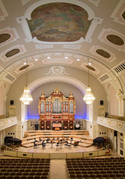 Zdjęcie wnętrza auli UAM