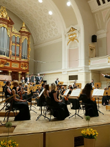 Na zdjęciu orkiestra na scenie w auli UAM.