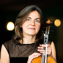 Na zdjęciu Ruth Killius trzymająca w rękach altówkę