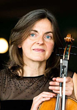 Na zdjęciu Ruth Killius trzymająca w rękach altówkę