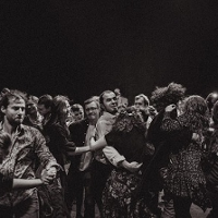 czarno-białe zdjęcie tańczących w parach ludzi