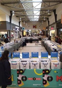 zdjecie z giełdy płyt w centrum handlowym M1