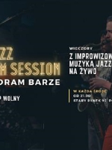 mężczyzna grający na saksofonie