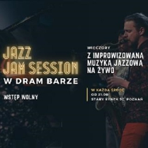 mężczyzna grający na saksofonie