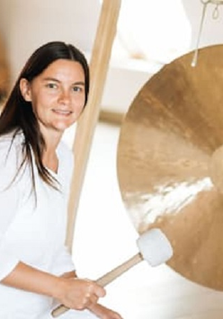 zdjęcie kobiety uderzającej w gong