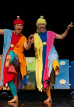 Zdjęcie aktorów grających w spektaklu.