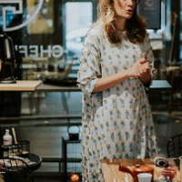 na zdjęciu kobieta prowadząca warsztaty kulinarne
