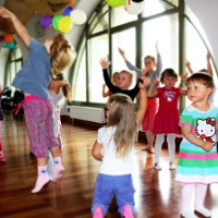 zdjęcie dzieci tańczących w bawialni