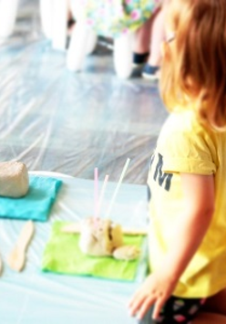 zdjęcie z zajęć plastycznych w bawialni