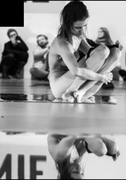 Jedna z performerek, nago w trakcie spektaklu.