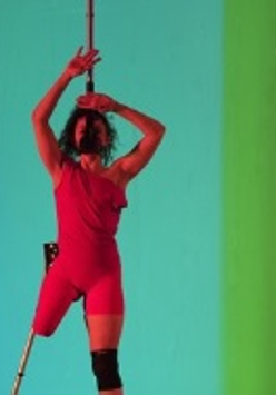 Jedna z artystek w trakcie spektaklu.