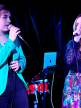 Na zdjęciu artystki na scenie.