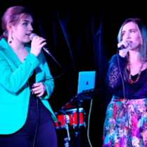 Na zdjęciu artystki na scenie.