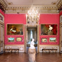 zdjęcie z muzeum; na środku pomieszczenia znaduje się rzeźna; na ścianach liczne, bogato zdobione obrazy