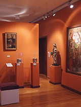 zdjęcie z wystawy "Jan z Lubrańca"; na zdjęciu widoczne obrazy, rzeźby oraz mniejsze eksponaty