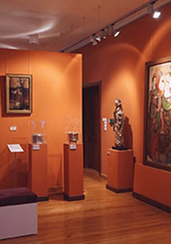 zdjęcie z wystawy "Jan z Lubrańca"; na zdjęciu widoczne obrazy, rzeźby oraz mniejsze eksponaty