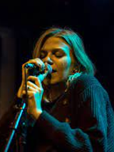 Na zdjęciu Kathia na scenie.