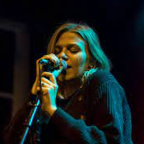 Na zdjęciu Kathia na scenie.