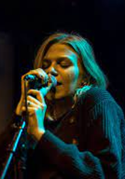 Na zdjęciu Kathia na scenie.