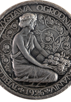Na zdjęciu jeden z eksponatów wystawy. Srebrny medal jubileuszowej Wystawy Ogrodniczej w Poznaniu z 1926 roku.