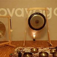 na zdjęciu widoczne jest pomieszczenie, w którym stoją dwa gongi; na podłodze rozłożone są świeczki