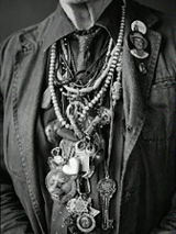 Liczne odznaczenia i medaliony.