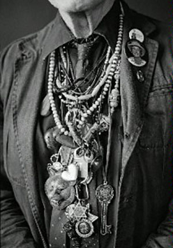 Liczne odznaczenia i medaliony.