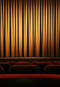 Na zdjęciu scena zasłonięta kurtyną.