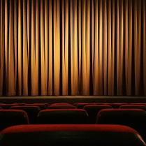 Na zdjęciu scena zasłonięta kurtyną.