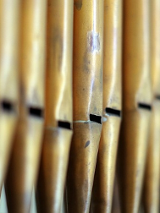 Na zdjęciu piszczałki organowe.