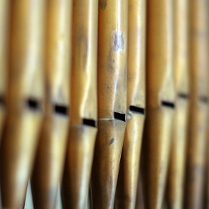 Na zdjęciu piszczałki organowe.