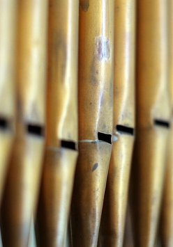 Na zdjęciu piszczałki organowe.