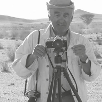 Na zdjęciu prof. Krzyżaniak podczas prac archeologicznych w Afryce.