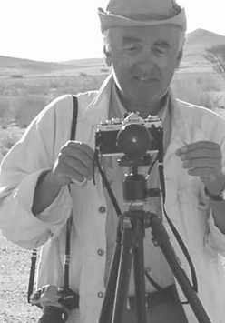 Na zdjęciu prof. Krzyżaniak podczas prac archeologicznych w Afryce.