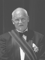 Na czarno-białym zdjęciu Stefan Stuligrosz.