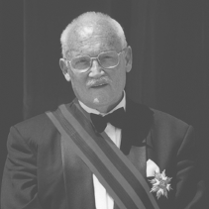 Na czarno-białym zdjęciu Stefan Stuligrosz.