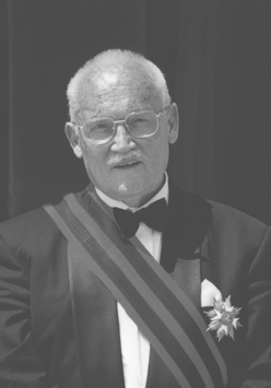 Na czarno-białym zdjęciu Stefan Stuligrosz.