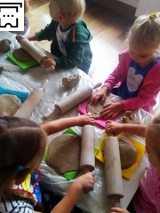 Zdjęcie z zajęć plastycznym w zamkowej Bawialni.