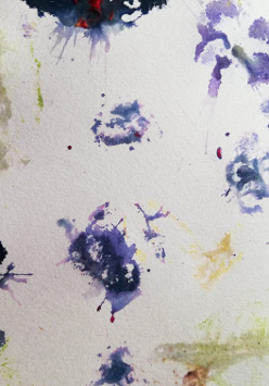 Kolorowe plamy farby na ścianie.