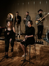 Zespół Główny Zawór Jazzu występujący na kameralnej scenie.