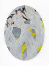 Jedna z prac artysty. Forma pomalowanego jajka.