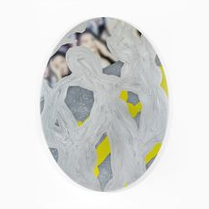 Jedna z prac artysty. Forma pomalowanego jajka.