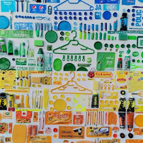 Jedna z prac na której znajdują się różne rzeczy z kolorowego plastiku.