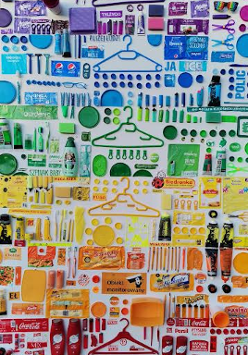 Jedna z prac na której znajdują się różne rzeczy z kolorowego plastiku.