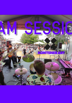 Zdjęcie ze wspólnego grania na instrumentach w KontenerART.