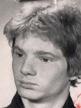 Na zdjęciu fotografia Piotra Majchrzaka z legitymacji szkolnej.