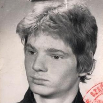 Na zdjęciu fotografia Piotra Majchrzaka z legitymacji szkolnej.