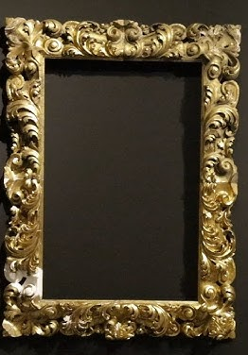 Na zdjęciu ozdobna rama wisząca na ścianie.