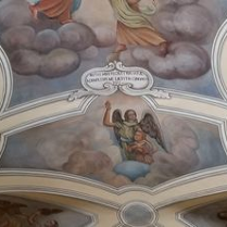 Zdjęcie sklepienia w kościele.